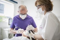 Операция по реплантации зуба