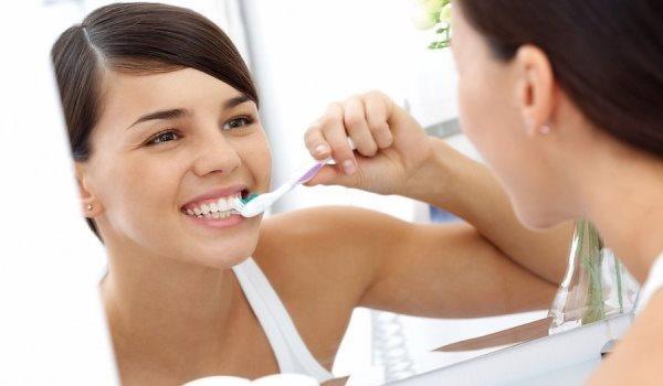 Чистка зубов до завтрака: за и против