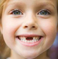 Когда у детей начинают выпадать молочные зубы?