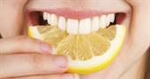 Как отбелить зубы содой и лимоном?
