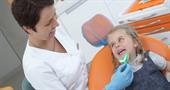 Фторирование зубов у детей. В каком возрасте проводить и какая польза от процедуры?