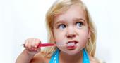 Американська Асоціація Стоматологів рекомендує дітям якомога раніше починати використовувати зубну пасту з фтором