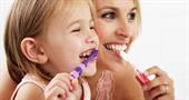 Як навчити дитину правильно чистити зуби? Поради стоматологів та педіатрів 