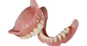 Чистка искусственных зубов и ежедневный уход за ними