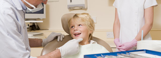 В каком возрасте ребенок впервые должен посетить стоматолога?