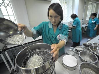 What percentage of the world's diamond production goes to jewelers?